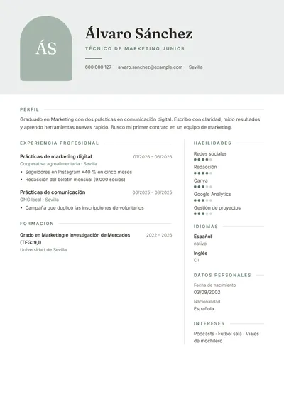 Ejemplo de currículum de un recién titulado para su primer empleo en marketing